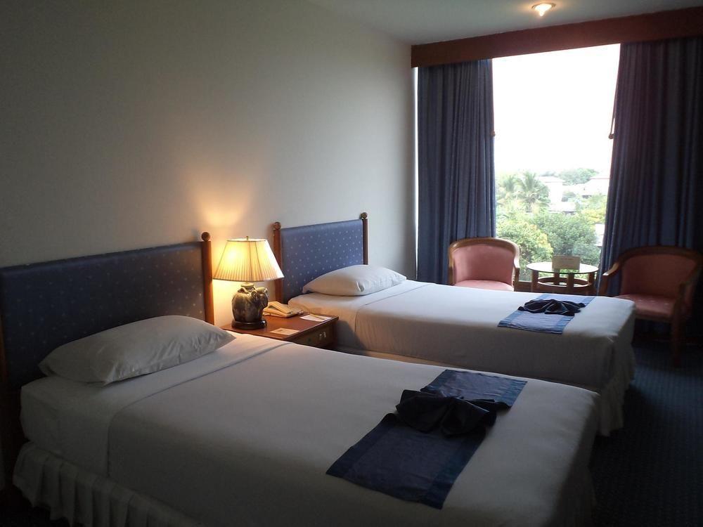 Tarin Hotel Chiang Mai Bagian luar foto