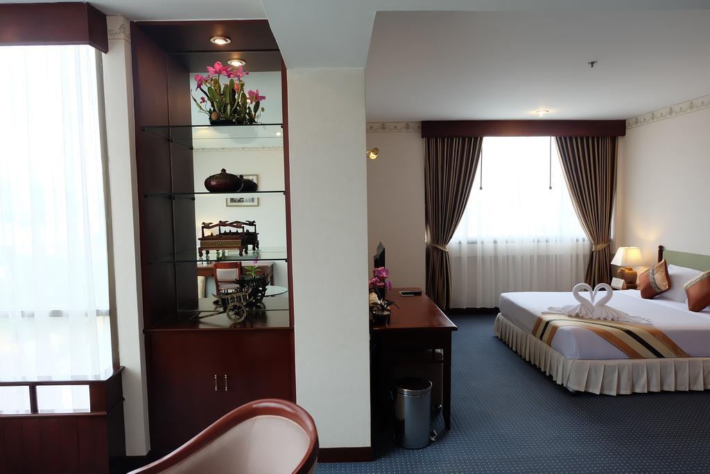 Tarin Hotel Chiang Mai Bagian luar foto