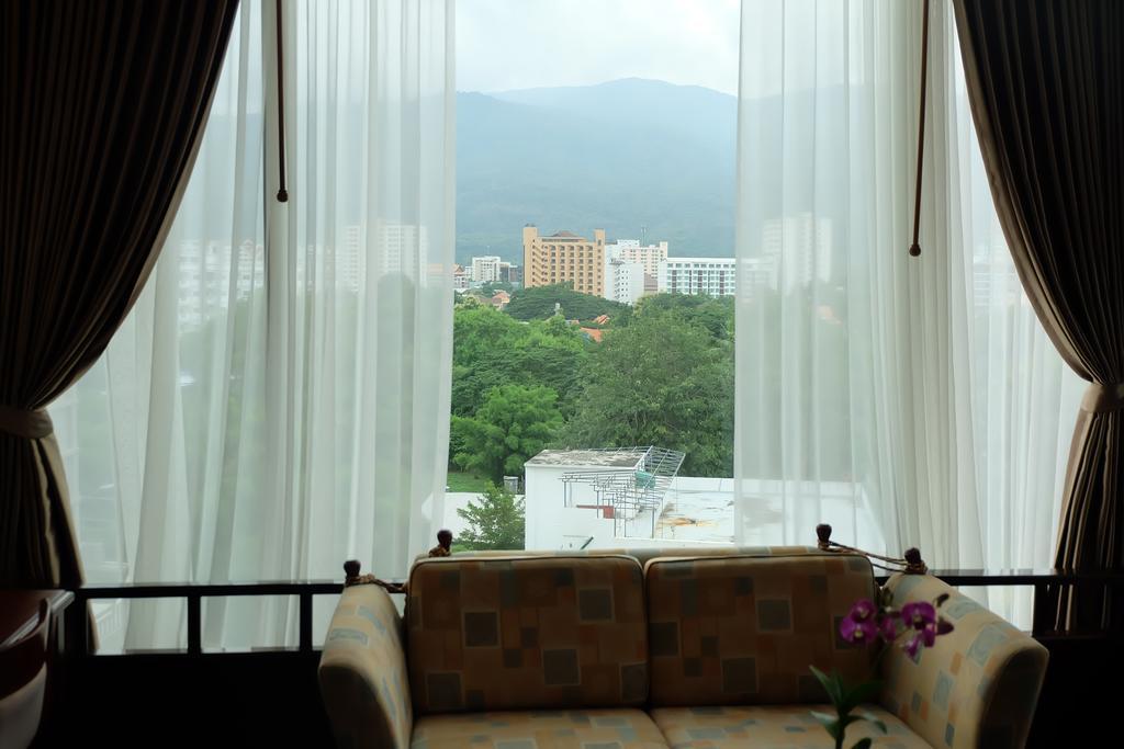 Tarin Hotel Chiang Mai Bagian luar foto