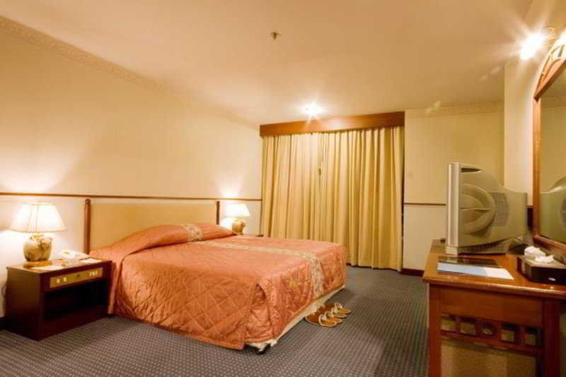 Tarin Hotel Chiang Mai Bagian luar foto