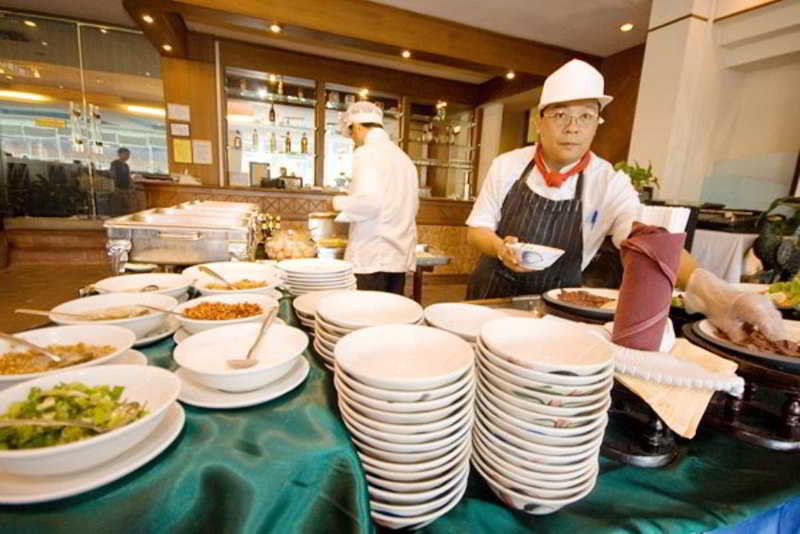 Tarin Hotel Chiang Mai Bagian luar foto