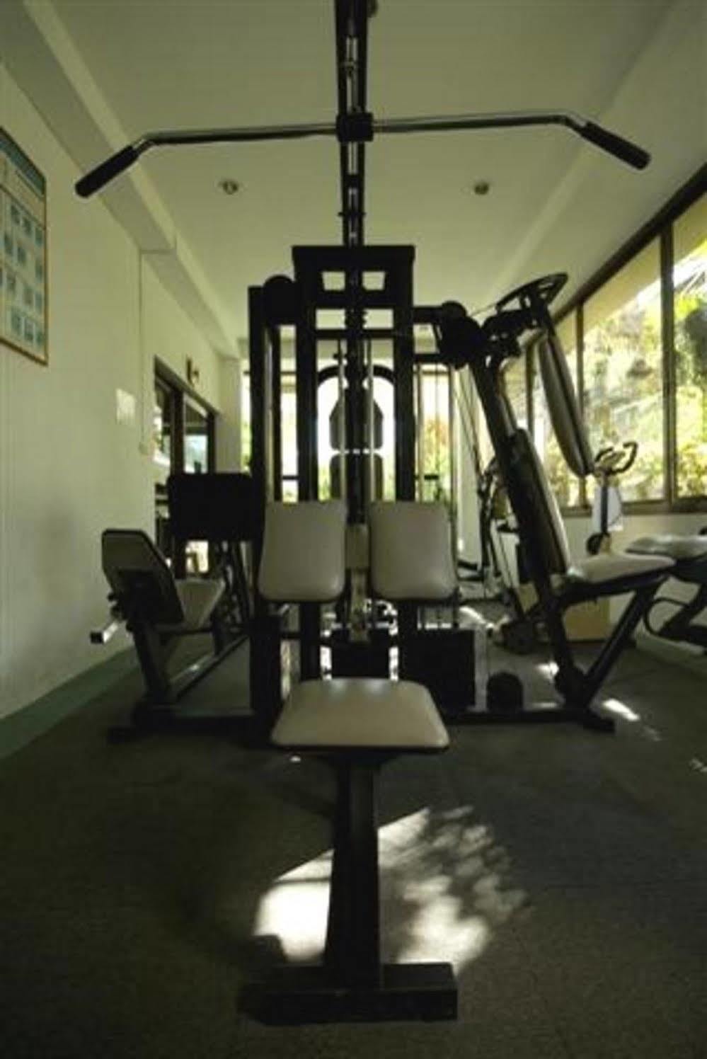 Tarin Hotel Chiang Mai Bagian luar foto