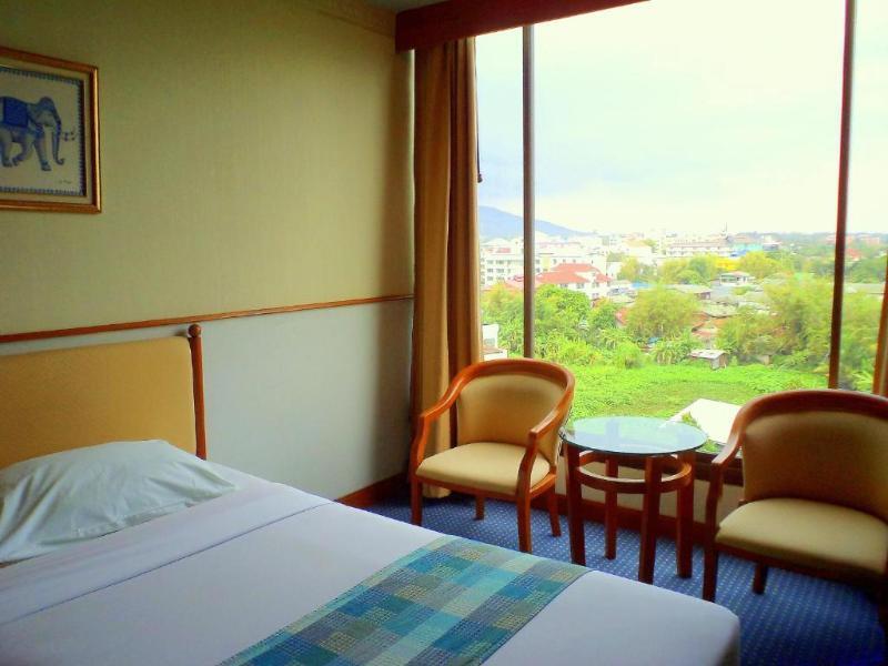 Tarin Hotel Chiang Mai Bagian luar foto